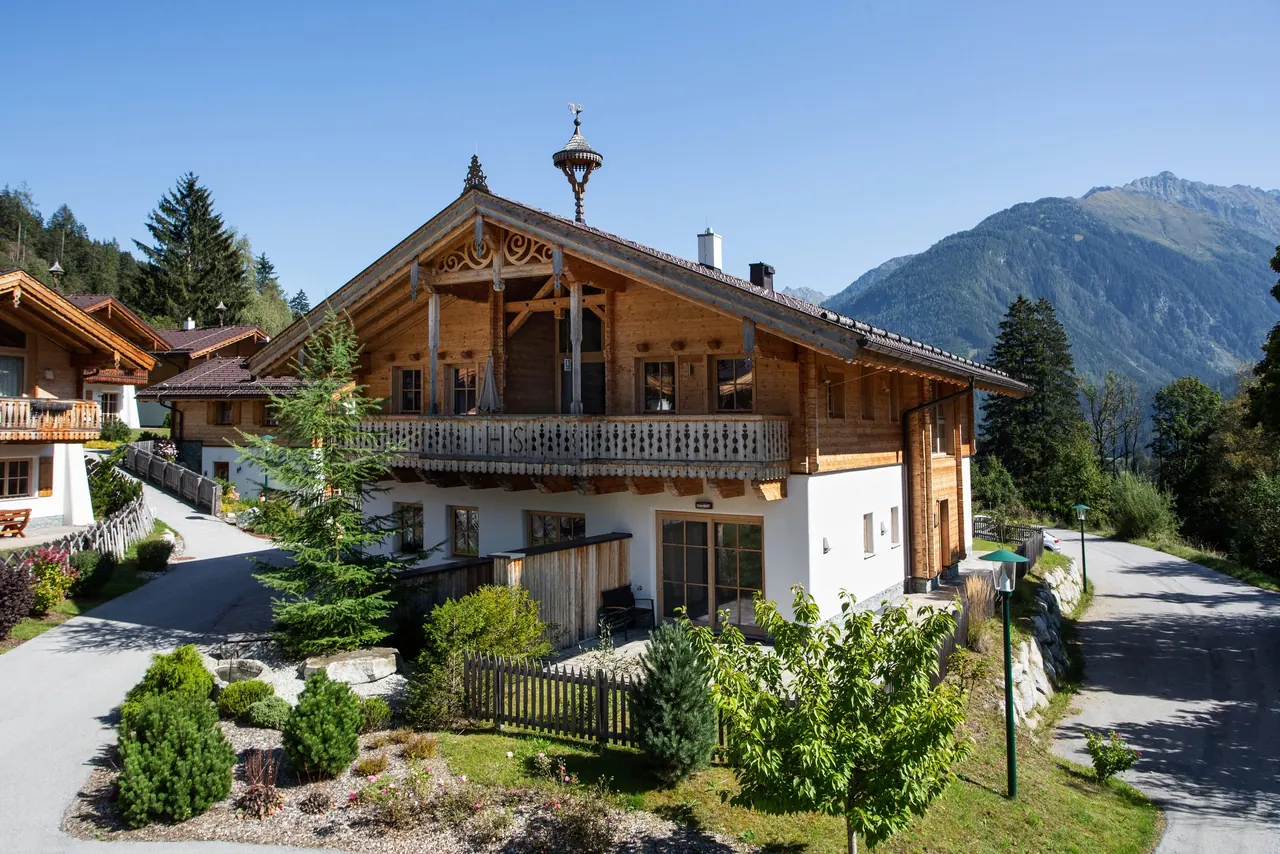 Het chalet in de zomer met bergen op de achtergrond
