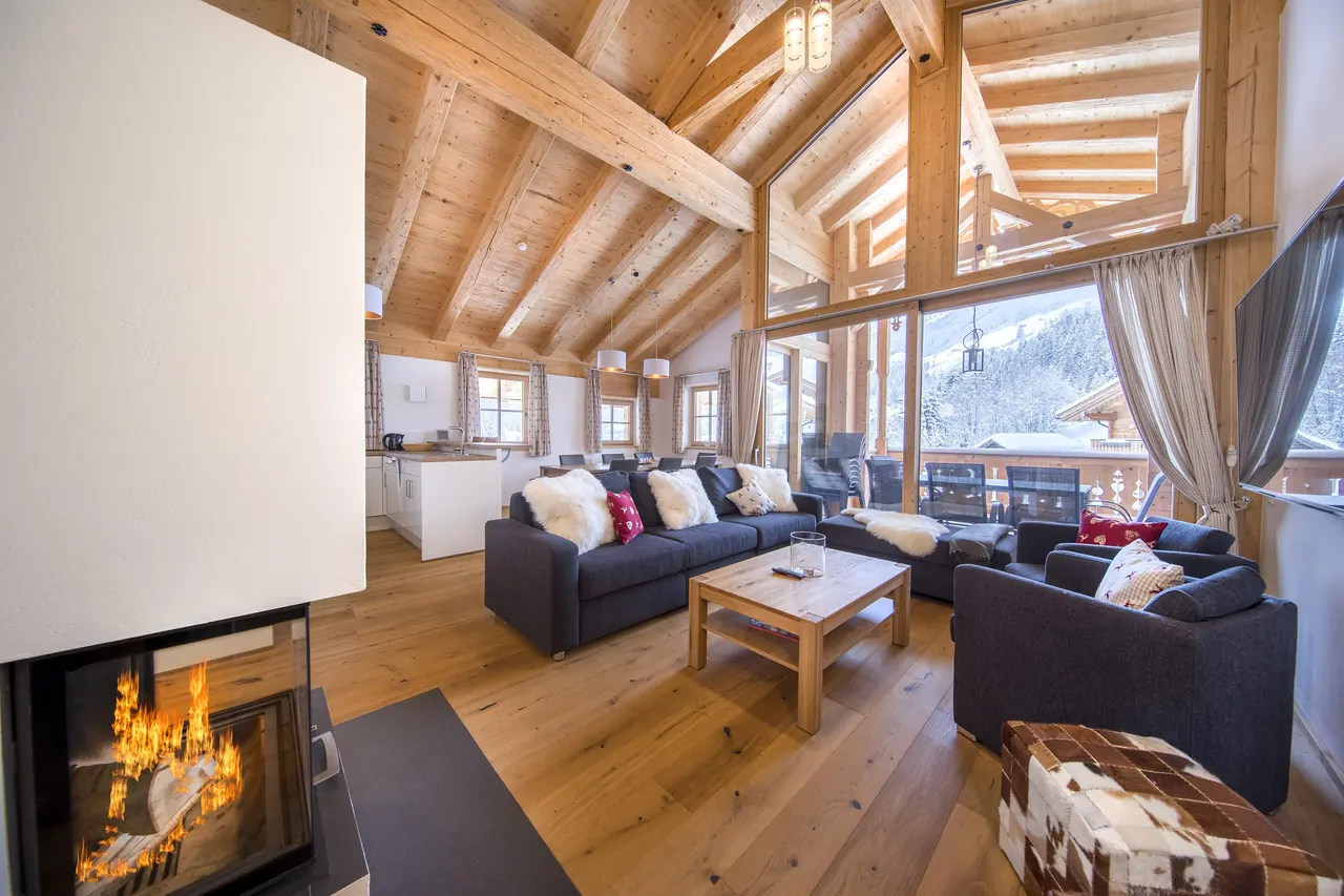 Woonkamer met open haard en zithoek