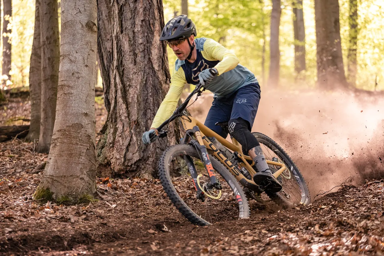 Mountainbiker im Wald