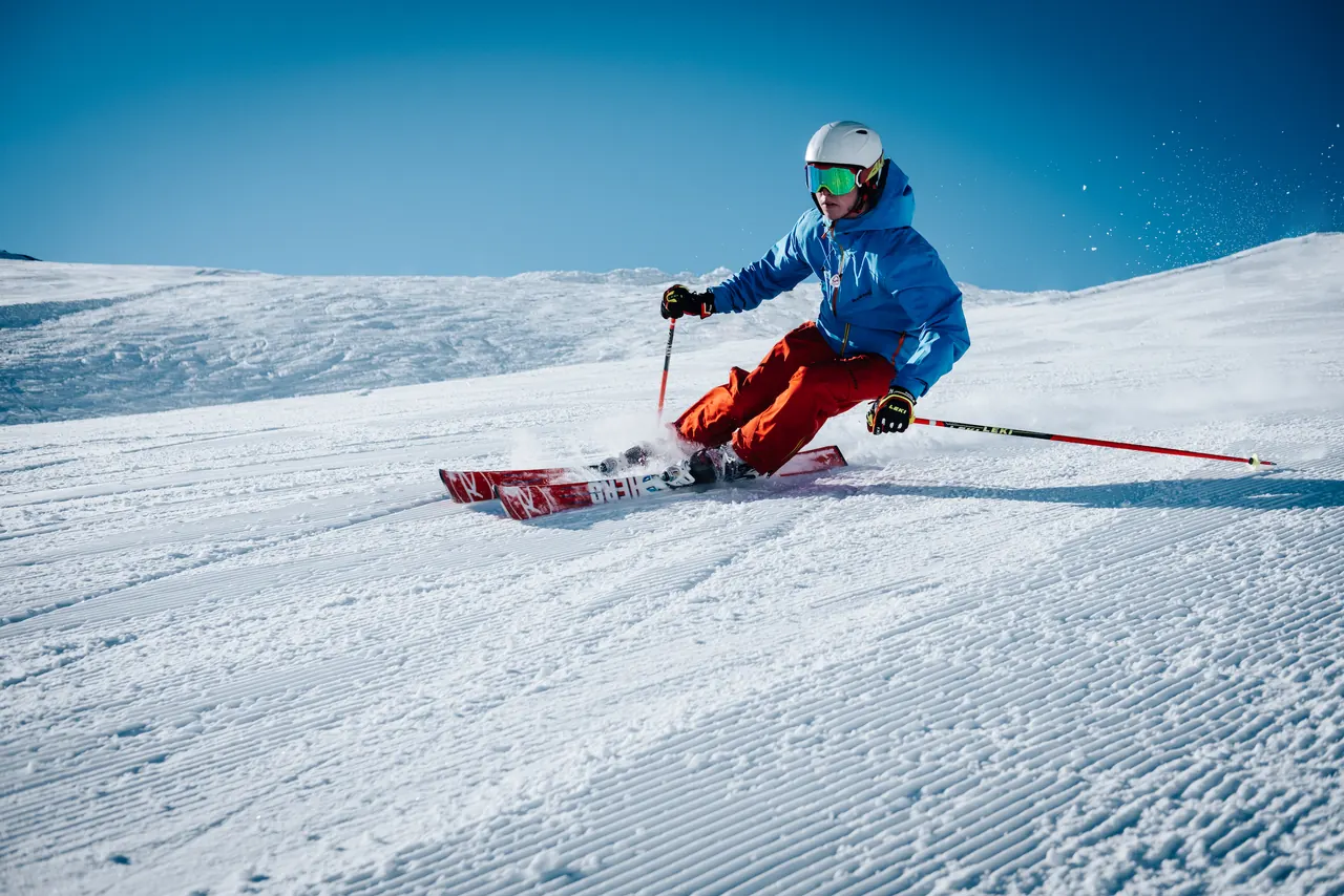 Skifahrer auf frisch präparierter Piste