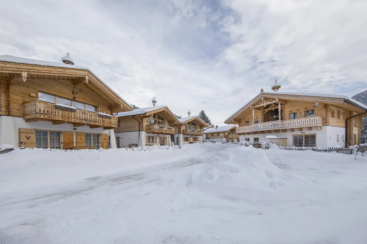 Het chaletdorp in de sneeuw